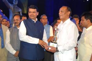munir khan receives award from chief minister